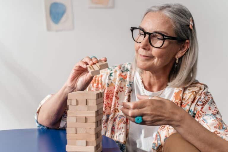 senior-woman-puzzle-brain-hearing Senior woman putting together a puzzle.